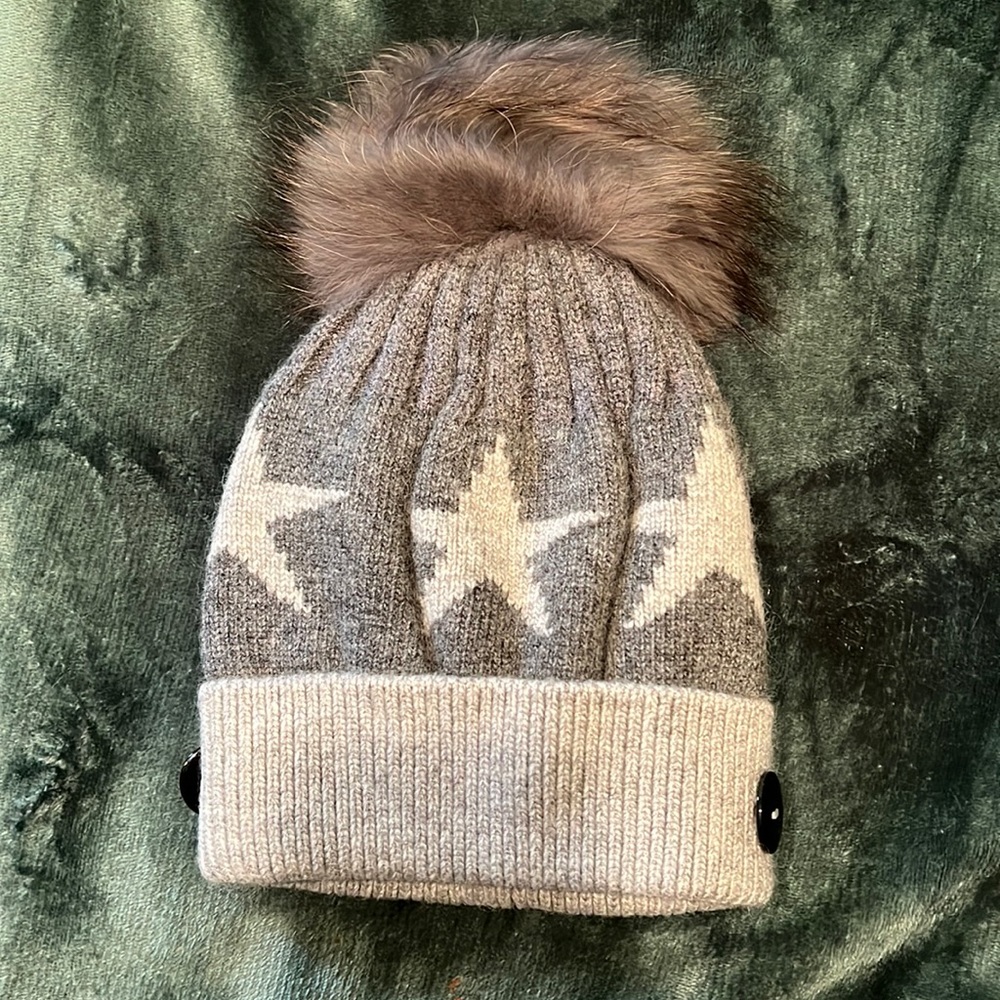 Comfortable Beanie w/ Detachable Pom